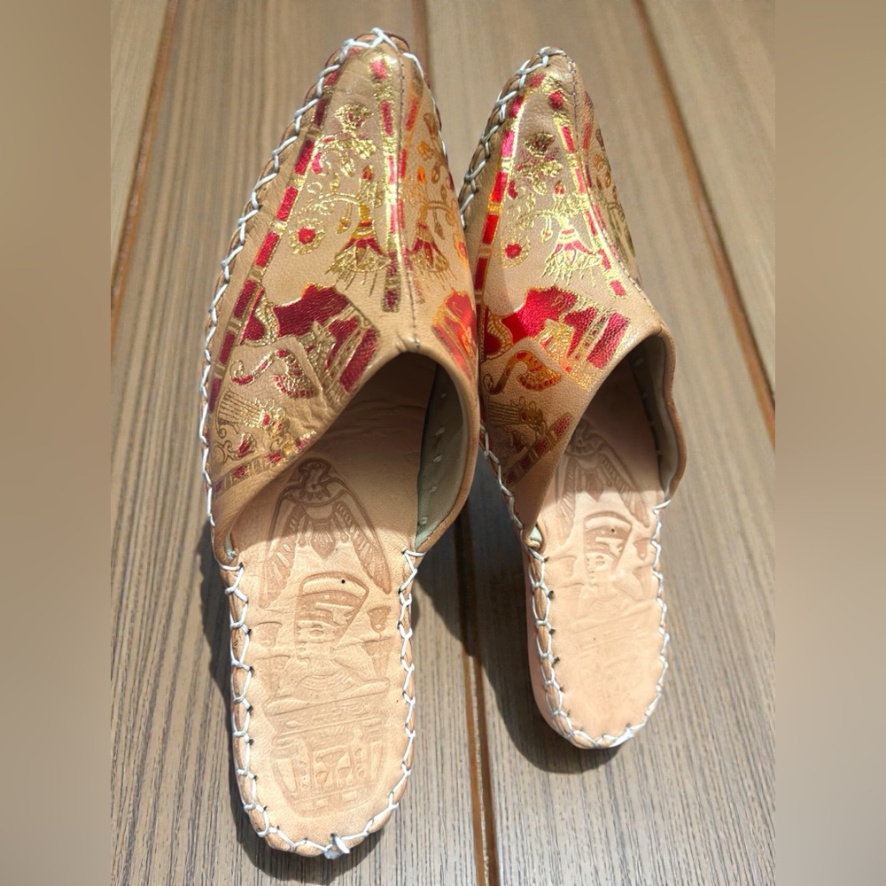 Pharaonic Egyptian Handmade Leather Slippers. Tooled Metallic Nefertiti Design - Picture 13 of 14